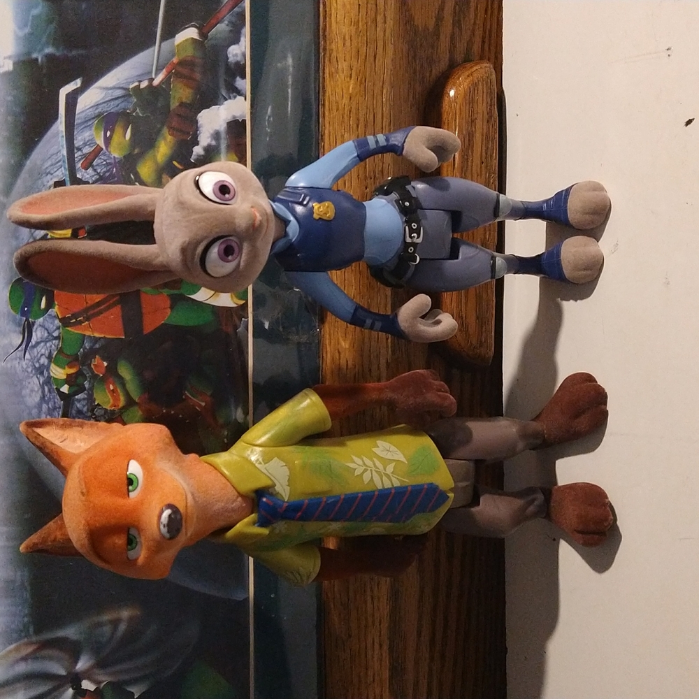 Disney's Zootopia Nick Wilde and agent hopps flocked figures
